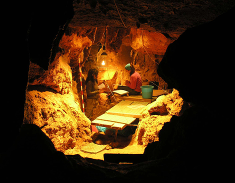 Researchers working inside the the El Sidrón cave in Spain. (Image: Paleoanthropology Group MNCN-CSIC)